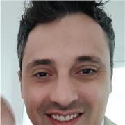 Docente di italiano impartisce lezioni a studenti della scuola secondaria di primo e secondo grado